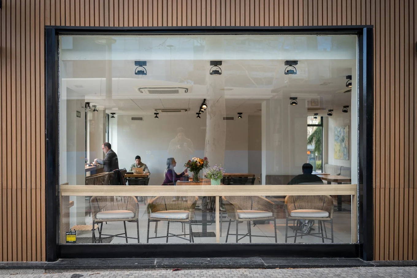 Fachada acristalada de Mina Speciality Coffee