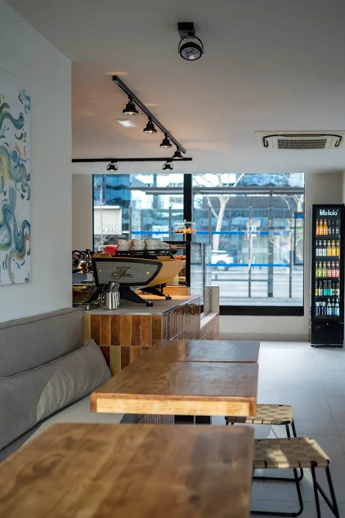 Sala y mesas de Mina Speciality Coffee