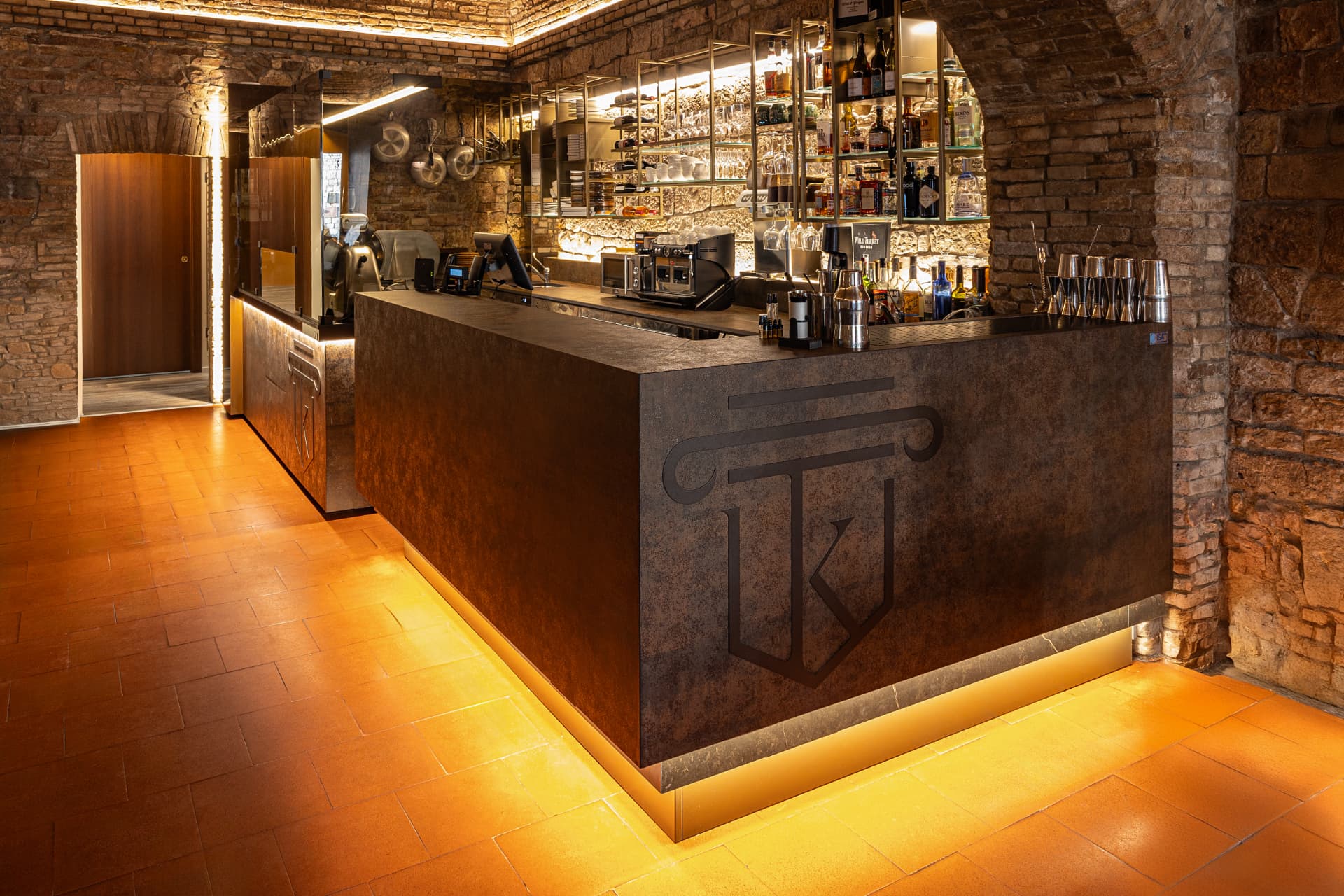 Proyecto ISA en el restaurante Keramos, barra de acabado envejecido