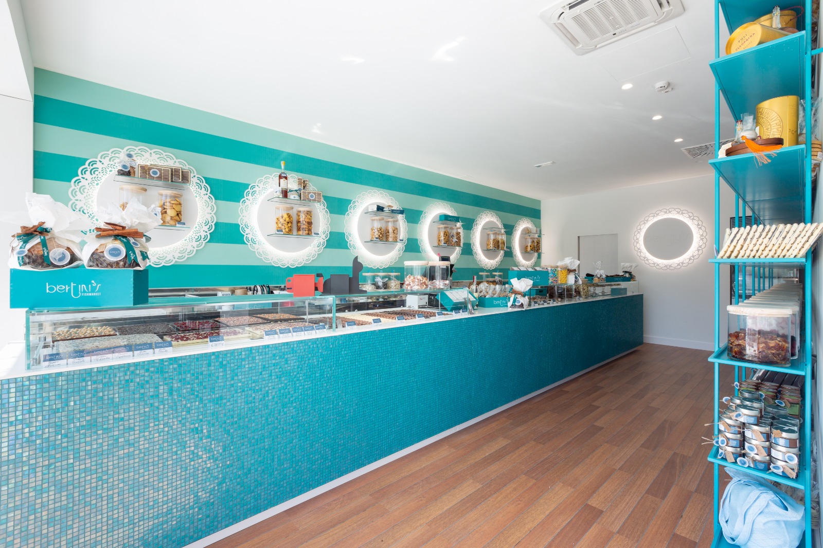 Mostrador de dulces y regalos en Bertini's de Asís con vitrina ISA