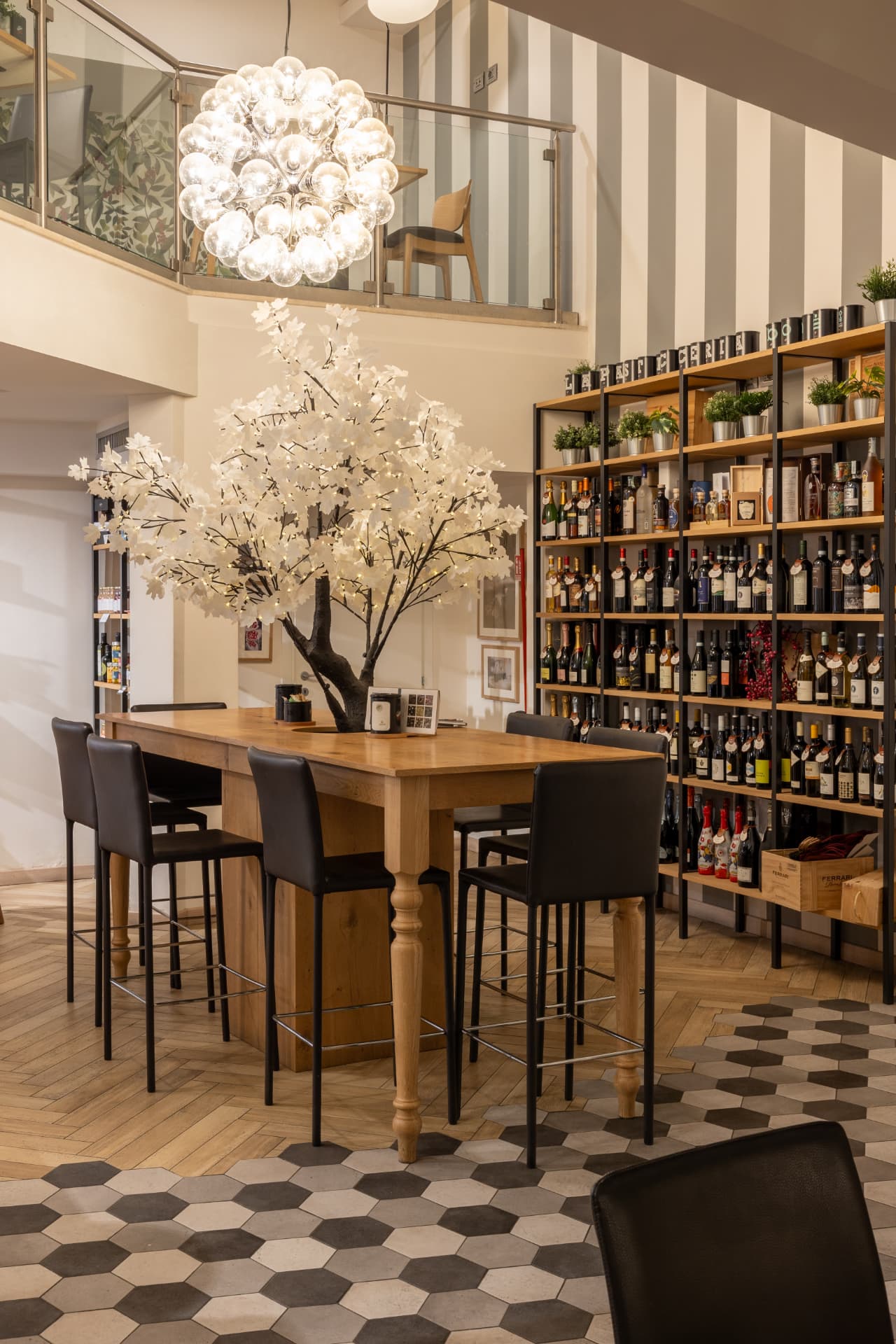 Zona de degustación de la Pasticceria Bone de Perugia con mobiliario ISA