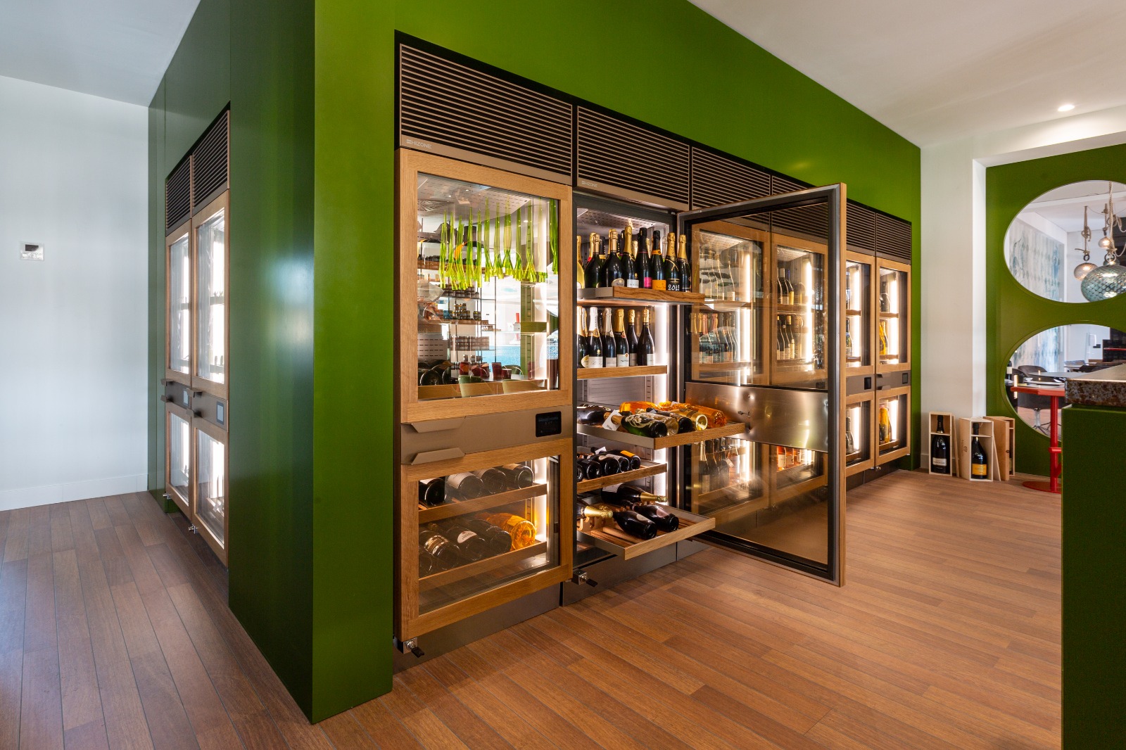 Bodega refrigerada con armarios de cristal ISA en Bertini's de Asís