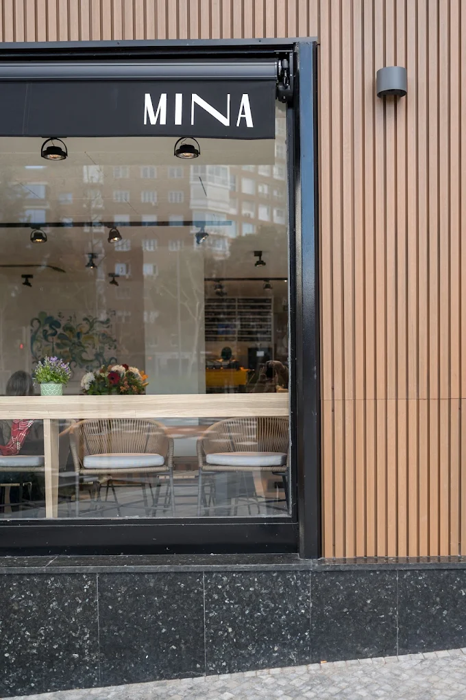 Detalle de la fachada de Mina Speciality Coffee
