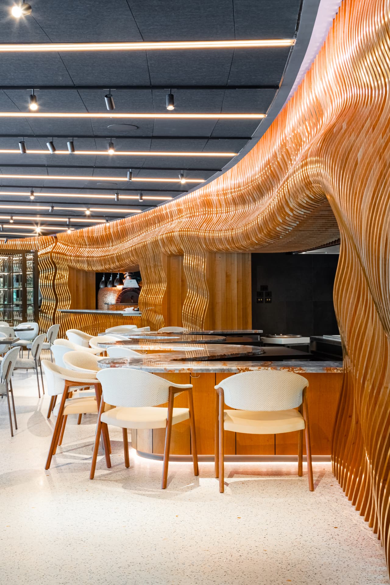 Interior del bistrot Da Vittorio con diseño de madera e ISA