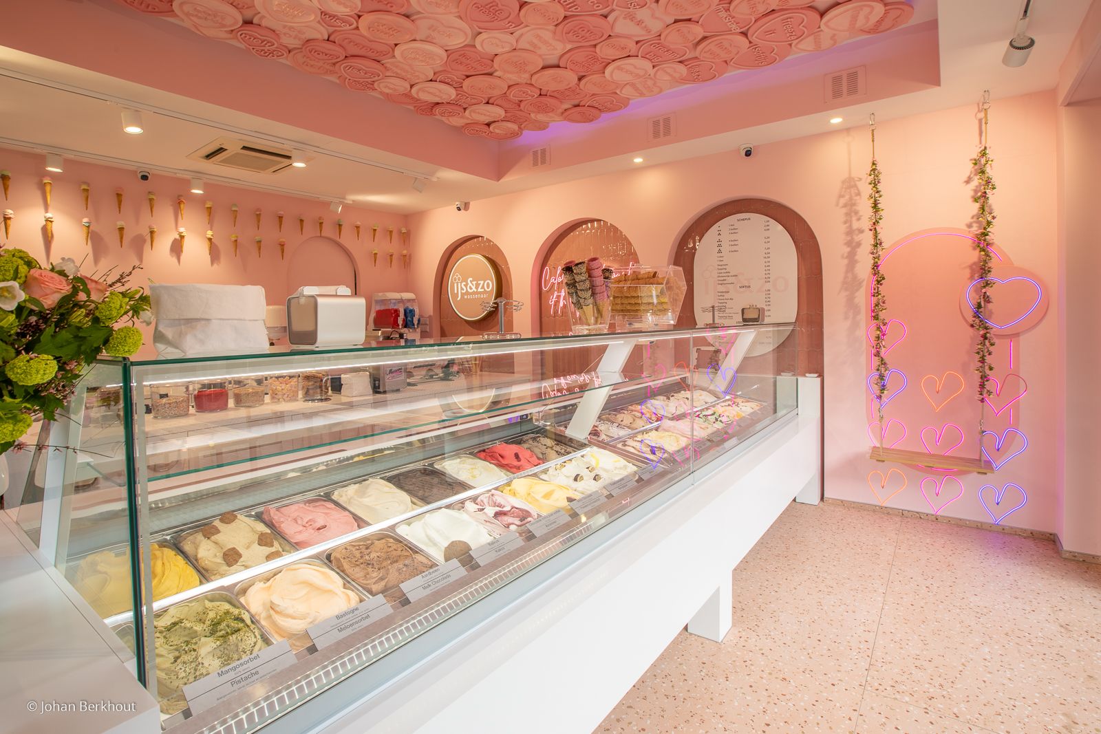 Interior de IJs & Zo con vitrina de helado ISA