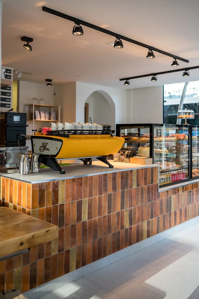 Barra y zona de pastelería de Mina Speciality Coffee