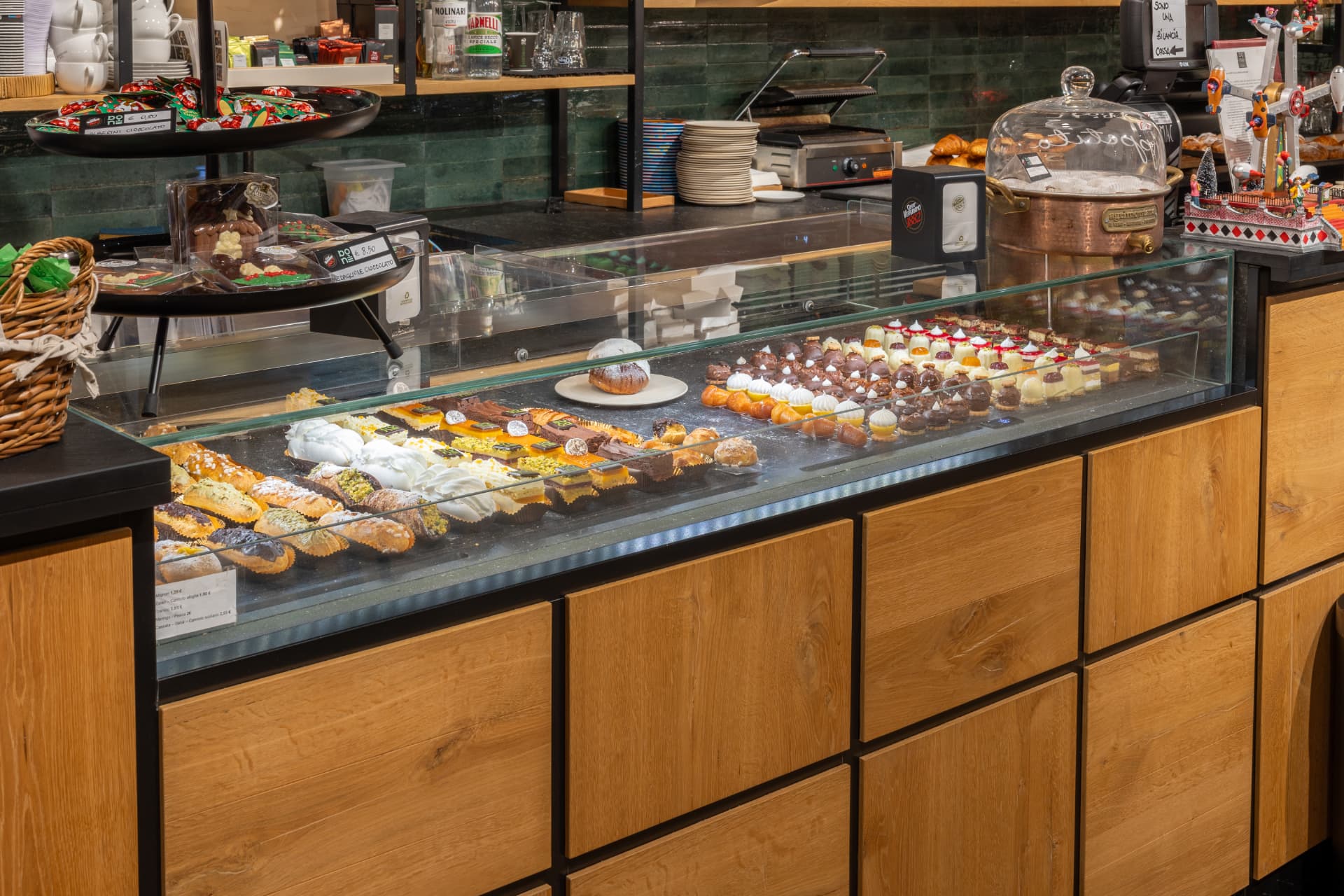 Mostrador de pastelería ISA con dulces tradicionales en Bone, Perugia