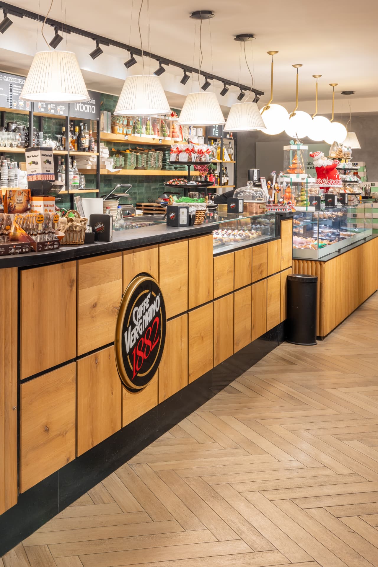 Mostrador principal de la Pasticceria Bone de Perugia con vitrinas ISA
