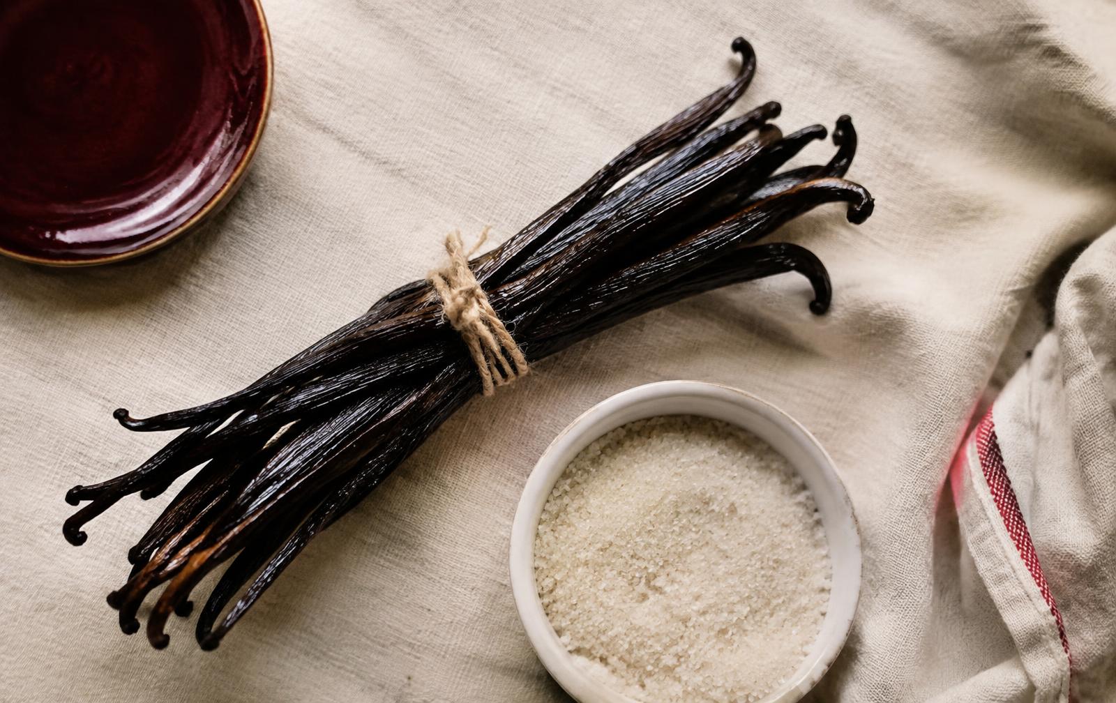 Vainas de vainilla curadas atadas con cordel